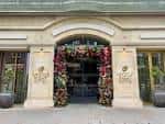 Entrada decorada con guirnaldas florales durante la temporada navideña