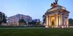Vista exterior del hotel InterContinental London Park Lane al atardecer con el Arco de Wellington iluminado