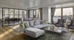 Interior moderno y espacioso del hotel con sofás blancos y grandes ventanales