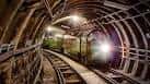 Interior de la estación del tren histórico Mail Rail con vías y túnel