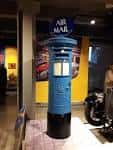 Caseta de correo azul 'Air Mail' en exhibición dentro del museo