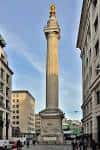 Vista completa del Monumento a la Gran Incendio de Londres con su columna y base