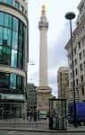 El Monumento en el contexto urbano londinense con edificios modernos alrededor