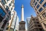Vista desde abajo del Monumento destacando su altura y arquitectura clásica