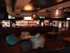 Zona de estar en el Liquid Library con sofás modernos y ambiente acogedor