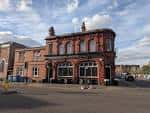 Vista frontal del establecimiento The Anchor Pub en Digbeth, mostrando su entrada principal y detalles arquitectónicos bajo cielo parcialmente nublado