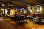 Interior del bar Revolución de Cuba en Birmingham con mesas y ambiente cálido