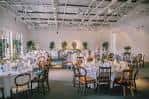Área de recepción en el Fazeley Studios con ambiente elegante