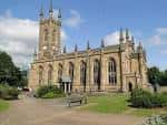 Vista exterior de la fachada principal de St Mary's Church en Sheffield