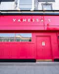 Fachada exterior del bar Vanessa's en Liverpool