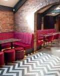 Sala interior con sofás rojos y suelo en zigzag