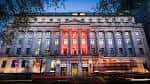 Fachada exterior del Wellcome Collection iluminada por la noche