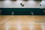 Vista interior de la pista deportiva del Nottingham Wildcats Arena con el logo 'NW' en la pared