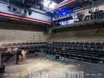 Interior del auditorio mostrando el escenario y las butacas vacías