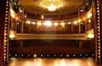 Interior del auditorio del Criterion Theatre con balcones y iluminación cálida
