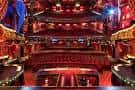 Interior del auditorio del Piccadilly Theatre con butacas rojas y decoración dorada
