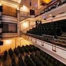 Interior del auditorio mostrando las butacas y los niveles de balcones