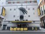 Fachada frontal del Fortune Theatre con detalles arquitectónicos y marquesina