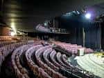 Interior del teatro mostrando las gradas y el escenario desde una perspectiva lateral