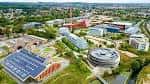 Vista aérea del campus Jubilee de la Universidad de Nottingham con edificios modernos y zonas verdes