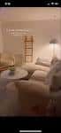 Interior acogedor de un salón con sofás blancos y decoración minimalista
