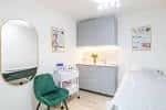 Sala de tratamiento con mobiliario moderno y decoración minimalista