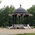 Bandstand clásico en el centro de Southwark Park rodeado de vegetación
