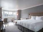 Habitación moderna con cama doble y vistas al río