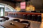Bar interior con barra de madera y ambiente acogedor