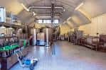 Interior de la fábrica con tanques de fermentación y maquinaria industrial
