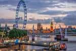Vista panorámica del Festival Pier al atardecer con el London Eye y Big Ben de fondo