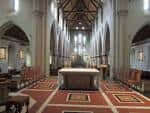 Interior de la nave principal con el altar y bancos