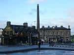 Vista exterior del Haymarket Junction con chimenea industrial y edificios históricos