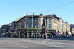 Fachada principal del Haymarket Hotel en una plaza soleada