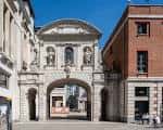Fachada del arco histórico del Temple Bar bajo cielo azul despejado
