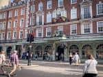 Vista exterior del edificio principal de Fortnum & Mason con peatones transitando