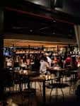 Interior del Barcelona Wine Bar en Tampa con ambiente acogedor y clientes disfrutando