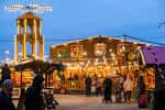 Mercado de invierno en Fort Kinnaird con luces navideñas y puestos iluminados