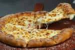 Pizza estilo Detroit con queso derretido y corte cuadrado