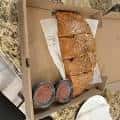 Pan de ajo cortado en porciones servido con salsas para dip