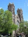 Vista exterior de la Catedral de la Magdalena en Salt Lake City con fachada gótica y torres gemelas
