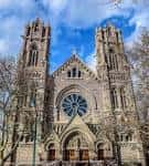Fachada frontal de la Catedral de la Magdalena bajo cielo azul con nubes