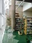 Interior de la biblioteca con estanterías y zona de lectura