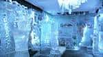 Sala decorada con esculturas de hielo y ambiente azul brillante