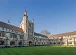 Fachada principal del Magdalen College en Oxford bajo un cielo despejado