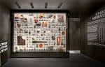 Interior del Mithraeum Bloomberg SPACE mostrando una pared con paneles informativos y artefactos arqueológicos