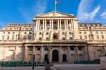 Fachada principal del Banco de Inglaterra con bandera británica en el tejado