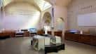 Interior del Museo del Banco de Inglaterra con salas arqueadas y vitrinas de exhibición