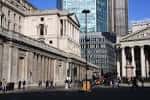 Plaza frente al Banco de Inglaterra con peatones y arquitectura histórica junto a edificios contemporáneos