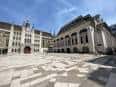 Vista exterior del Guildhall Art Gallery y el patio con los restos del anfiteatro romano visibles en primer plano